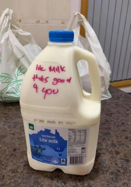 最近,澳洲超市的牛奶瓶 牛排上惊现一串神秘红字...